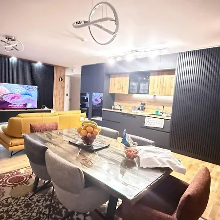 Elegancy, Technology And Private Garden In Downtown Lägenhet